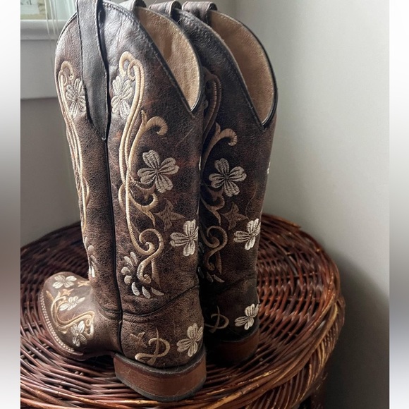 Circle G Cowboy Boots size 8.5
worn maybe 3 times 
genuine leather - Picture 3 of 8